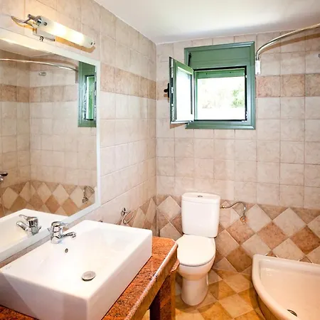 Aselinos Sleeps 6 With Pool Air Con And Wifi * ترولو